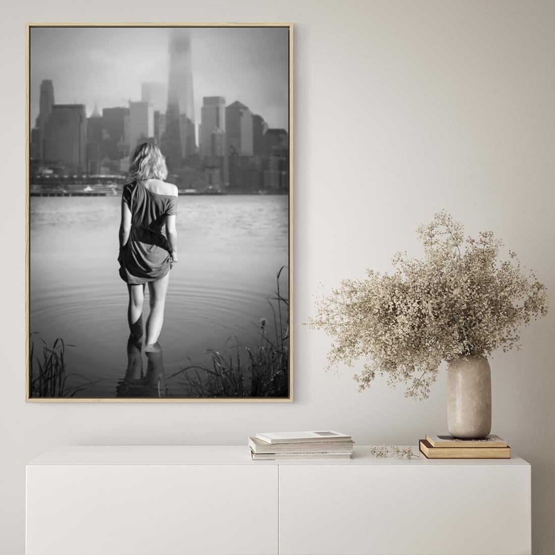 Obraz w ramie 50x70 - Kapiel w Mieście - czarno białe zdjęcie, kobieta wchodzi do wody - rama drewno