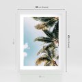 Plakat w ramie 30x40 - Pod Błękitnym Niebem - palmy, ujęcie z dołu - rama biała