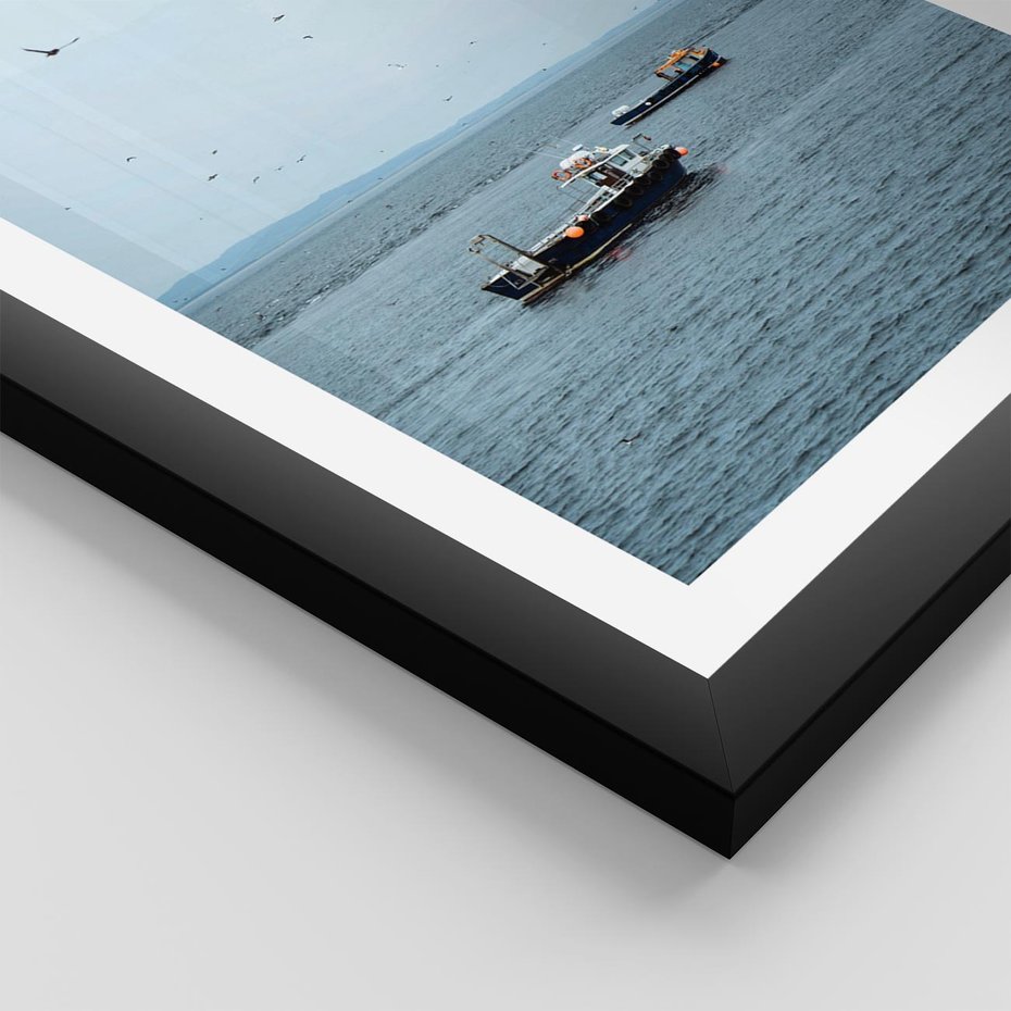 Plakat w ramie 40x50 - Rybacki Urok - morze, kutry rybackie - rama czarna