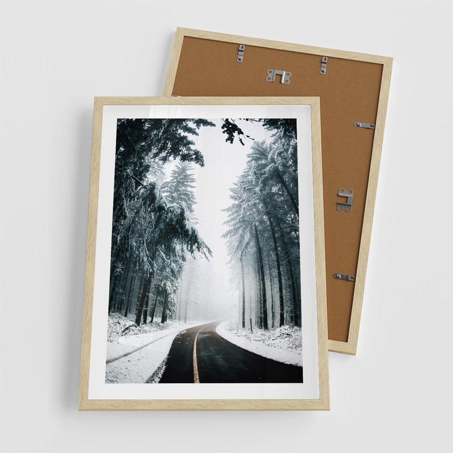 Plakat w ramie 50x70 - Droga przez Zimowy Las - drzewa, śnieg - rama drewno