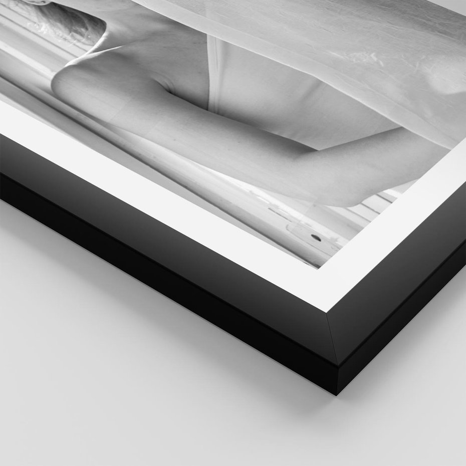 Plakat w ramie 40x50 - Za Firanką - czarno białe zdjecie, piękny portret eterycznej kobiety - rama czarna