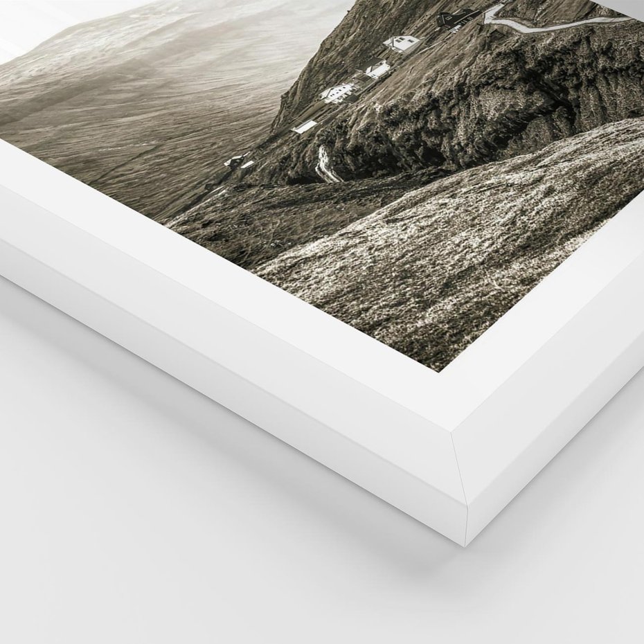 Plakat w ramie 30x40 - Domki w Górach - czarno biała fotografia, górski pejzaż - rama biała