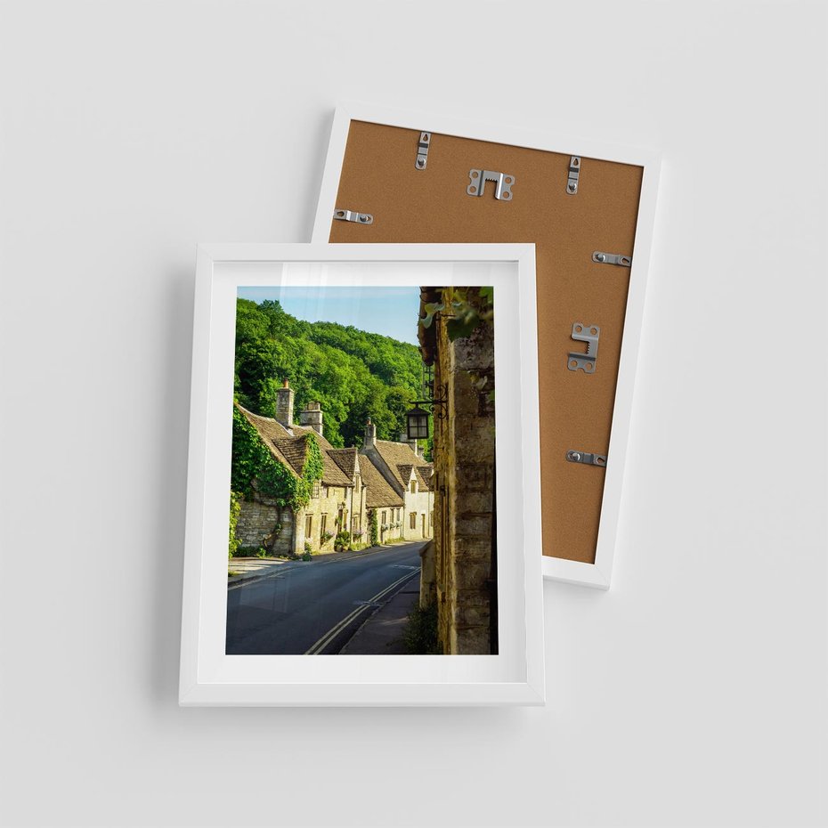 Plakat w ramie 30x40 - Odkryj tajemnice miasta - uliczka, perspektywa - rama biała