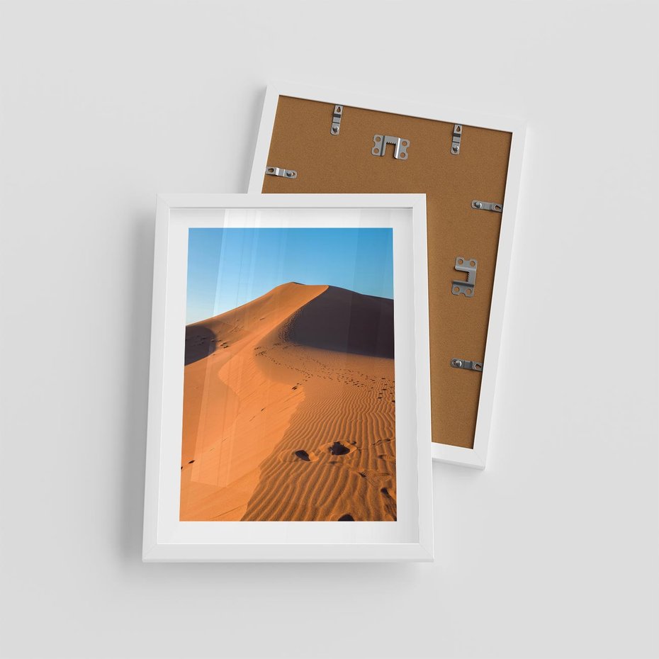 Plakat w ramie 30x40 - Piasek pustyni wędruje - pustynia, piasek - rama biała