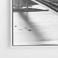 Obraz w ramie 120x80 - Ikona Miasta - most Nowy Jork, czarno biała fotografia - rama biała