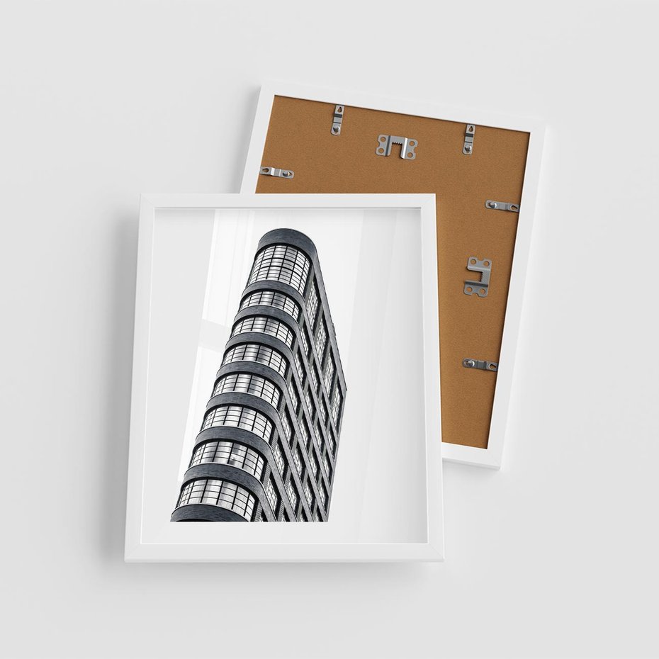 Plakat w ramie 40x50 - Wieżowiec na Monochromatycznym Obrazie - architektura, wieżowiec - rama biała