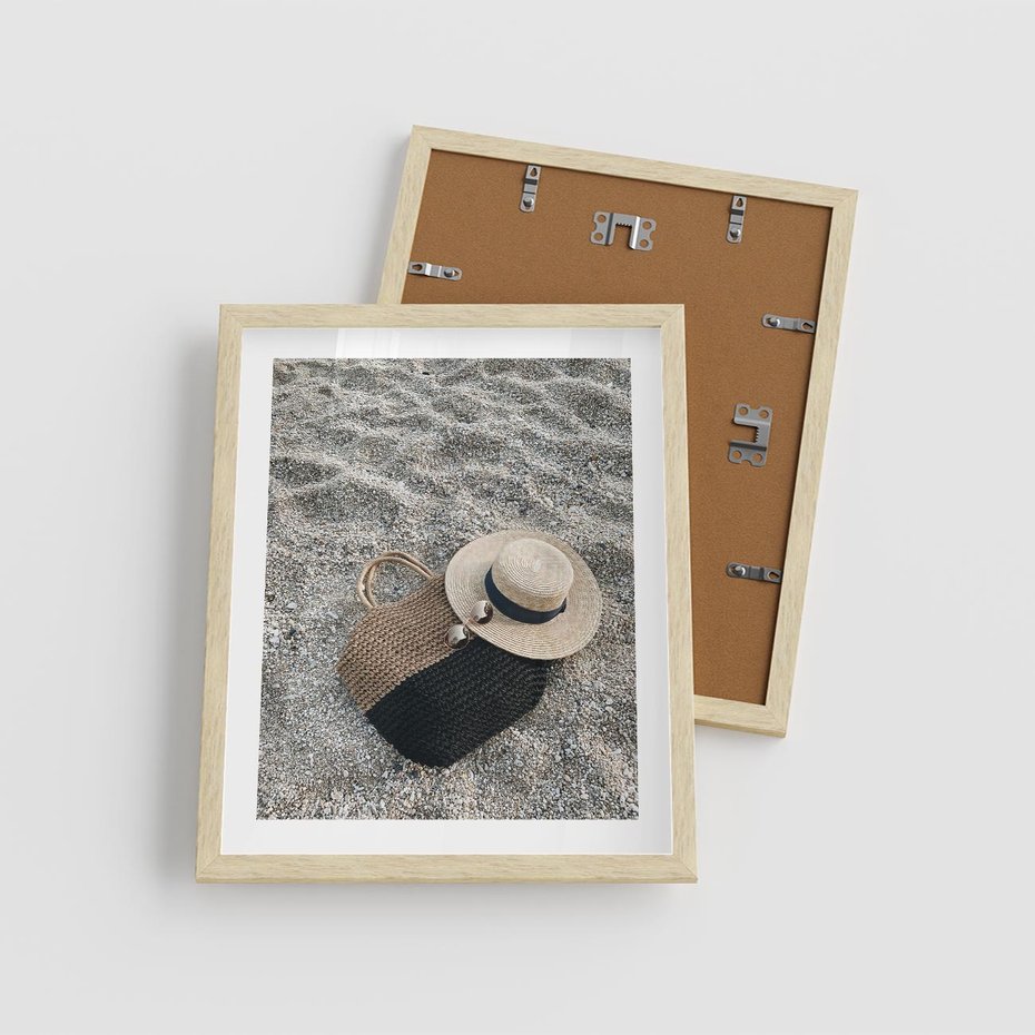 Plakat w ramie 40x50 - Plażowe Przygotowania - torba plażowa, kapelusz - rama drewno