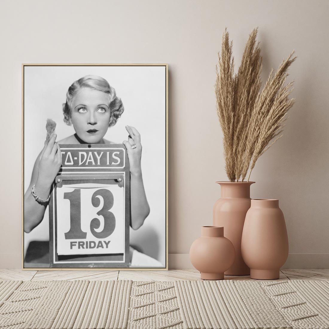 Obraz w ramie 80x120 - Czy to Pech - retro zdjęcie, czarno białe - rama drewno