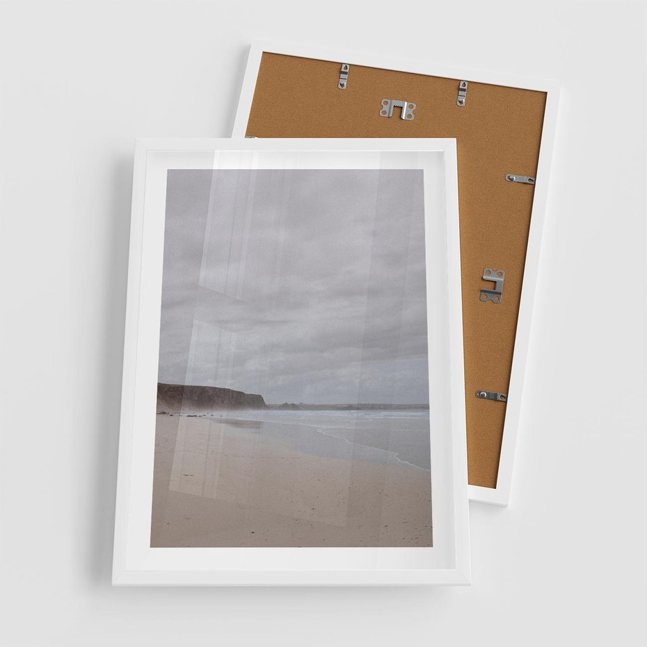 Plakat w ramie 50x70 - Mglista plaża - plaża, mgła - rama biała