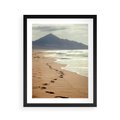 Plakat w ramie 40x50 - Ślady stóp na plaży - plaża, ślady - rama czarna
