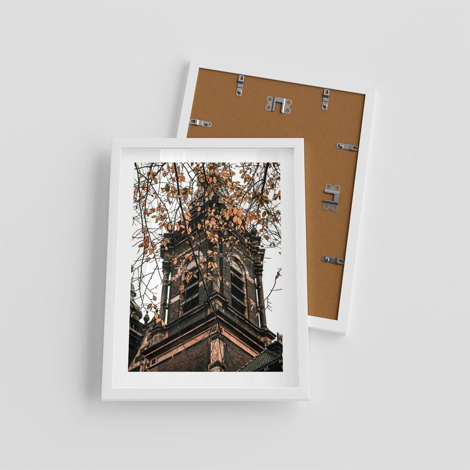Plakat w ramie 30x40 - Jesienna Wieża w Liściach - architektura, wieża - rama biała