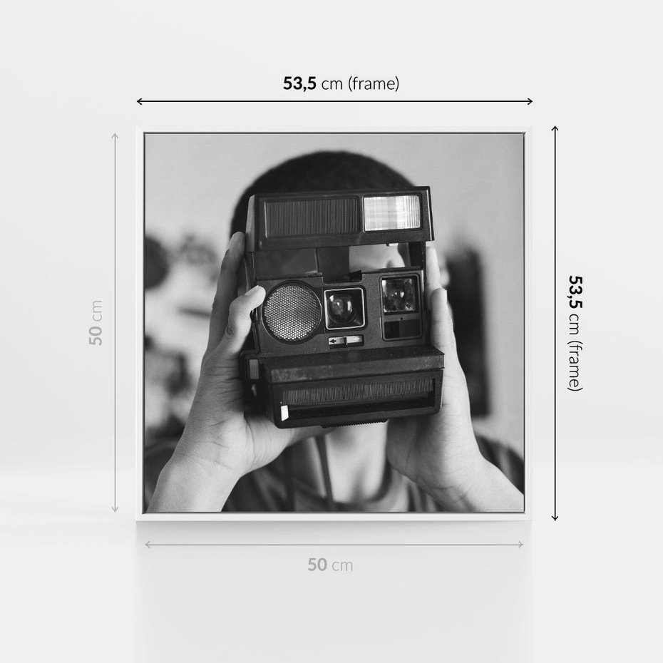 Obraz w ramie 50x50 - Mężczyzna za Aparatem - czarno białe zdjęcie, portret - rama biała