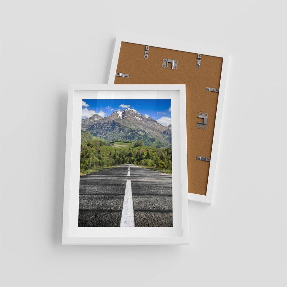 Plakat w ramie 30x40 - Droga przez góry: podróż do przygody - droga, góry - rama biała