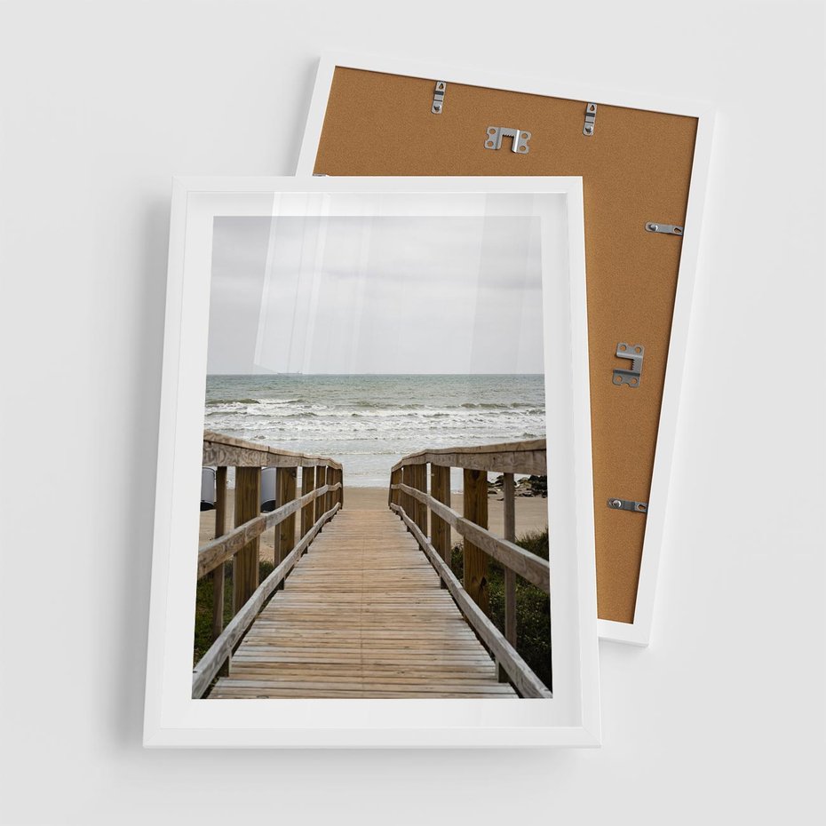 Plakat w ramie 50x70 - Morze i drewniany pomost - morze, pomost - rama biała