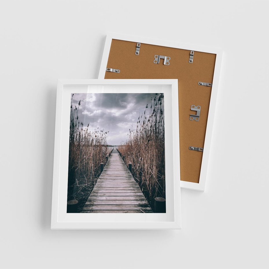 Plakat w ramie 40x50 - Mglisty krajobraz - pomost, morze - rama biała