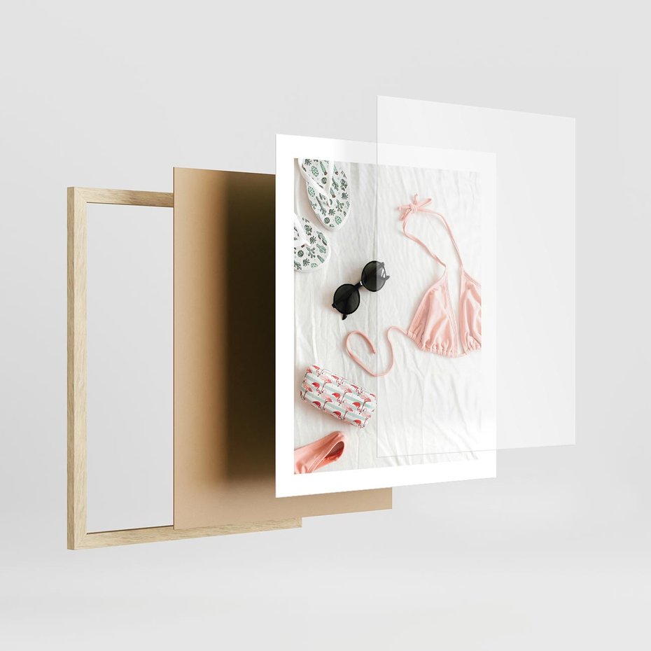 Plakat w ramie 40x50 - Letnia Elegancja na Plaży - kompozycja, elementy stroju na plażę - rama drewno