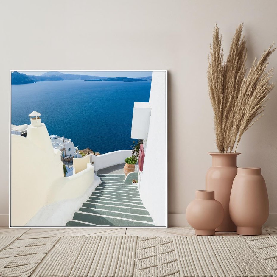 Obraz w ramie 50x50 - Malowniczy urok wyspy - Santorini, schodki - rama biała