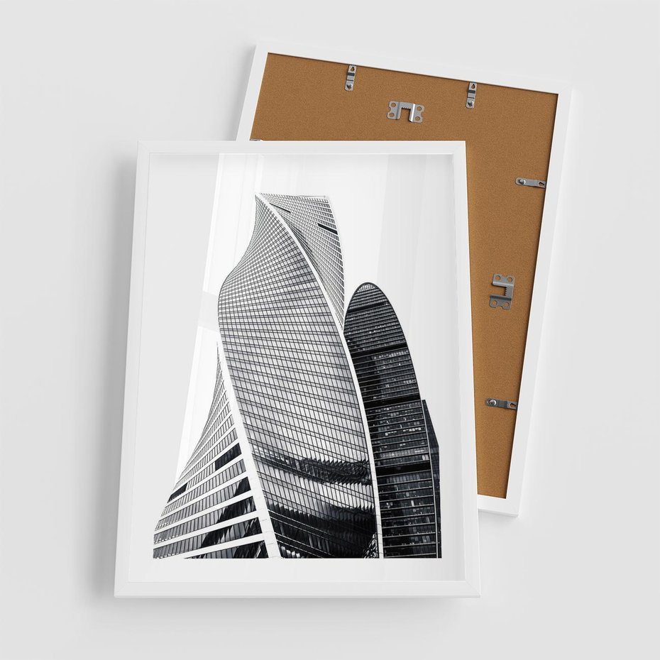 Plakat w ramie 50x70 - Wieżowce z Falistymi Kształtami - nowoczesne wieżowce, czarno biała fotografia - rama biała