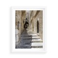 Plakat w ramie 50x70 - Urok uliczki: perspektywa miasta - uliczka, perspektywa - rama biała