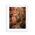 Plakat w ramie 40x50 - Obraz przedstawia jesienne drzewa i czerwone liście na ścieżce w lesie. Ta sceneria doskonale oddaje urok i kolorystykę jesieni w lesie. - las, jesień - rama biała