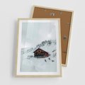 Plakat w ramie 50x70 - Zimowa Magia - domek, śnieg - rama drewno
