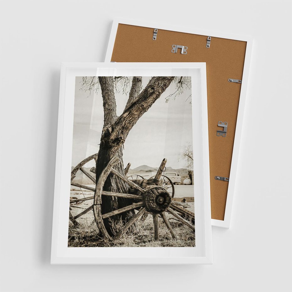 Plakat w ramie 50x70 - Rustykalna Tradycja - koło starego wozu, rustykalny styl - rama biała