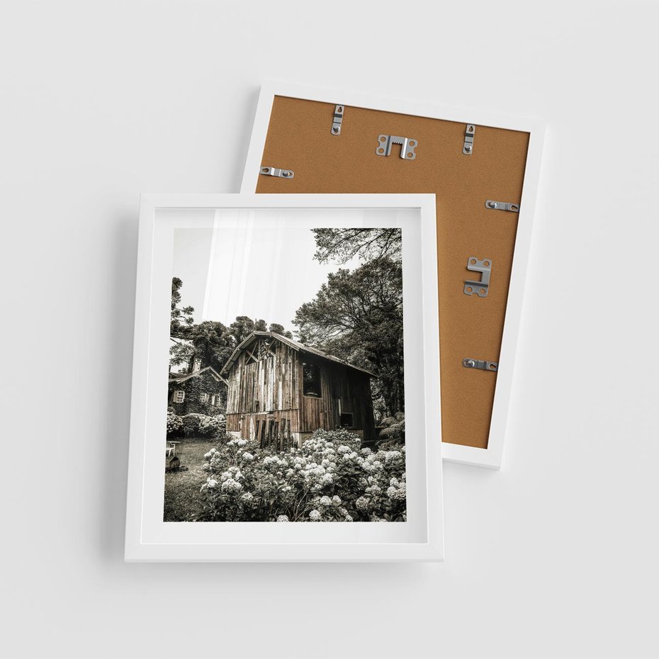 Plakat w ramie 40x50 - Oaza Uroku: Drewniana Chatka i Ogród - domek, ogród - rama biała