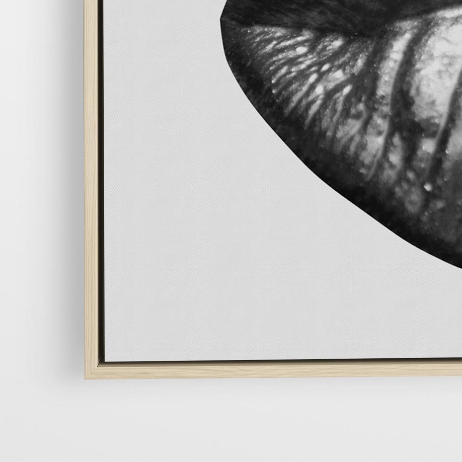 Obraz w ramie 100x70 - Srebrna Moc Wyrazu - srebrne usta, zbliżenie - rama drewno