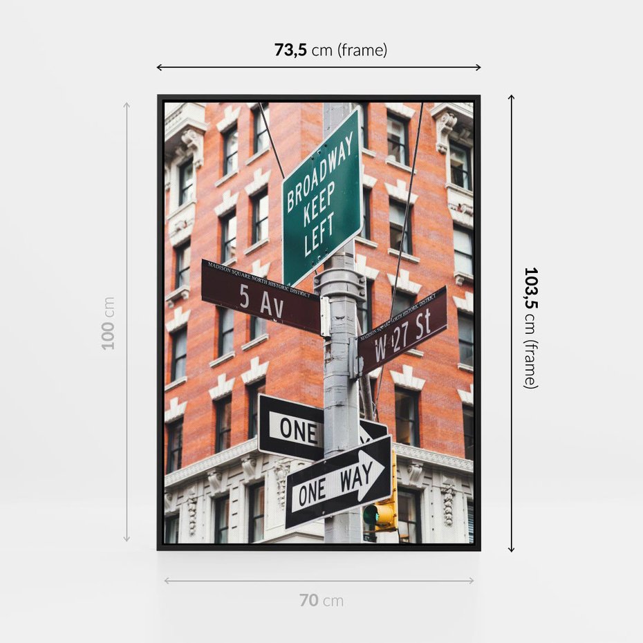 Obraz w ramie 70x100 - Namiastka wielkiego miasta - Nowy Jork, drogowskaz - rama czarna