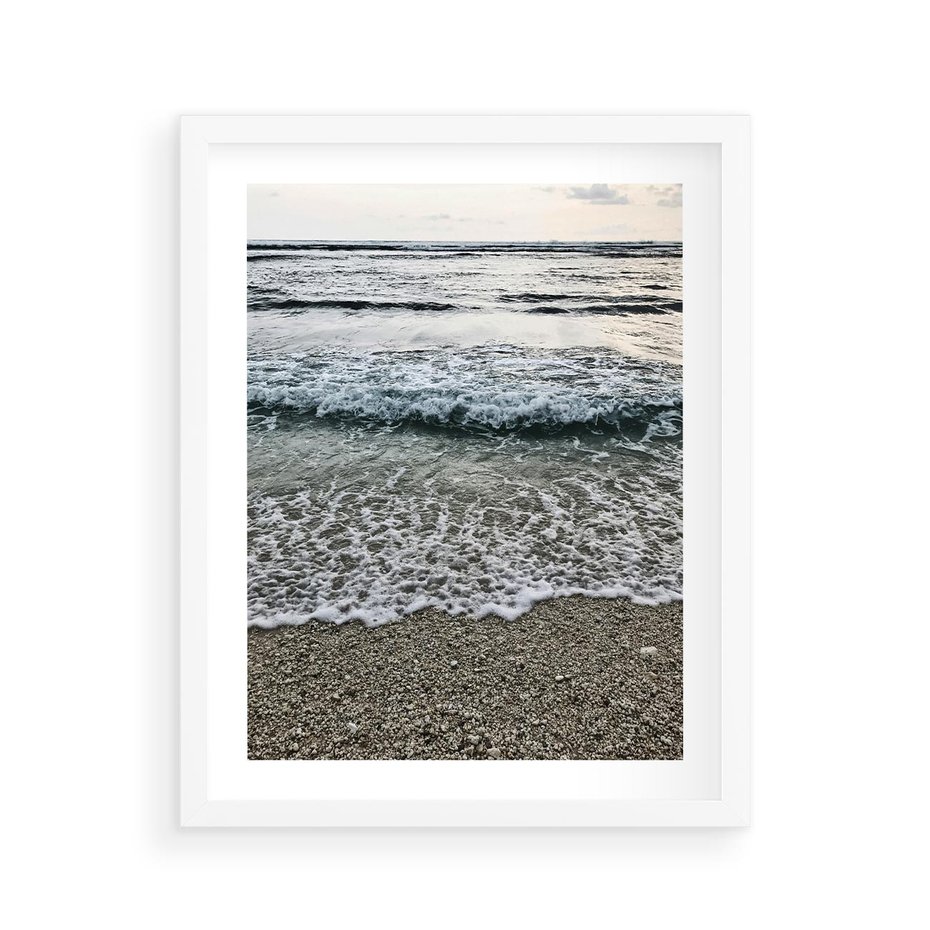 Plakat w ramie 40x50 - Spokojna Plaża - plaża, żwirek - rama biała