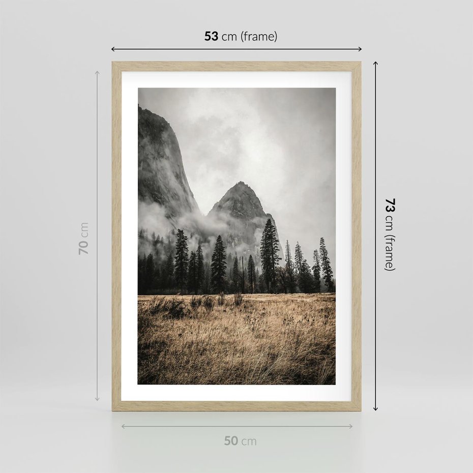 Plakat w ramie 50x70 - Mglisty Pejzaż Górski: Urok Niewidzialnośc - góry, krajobraz - rama drewno