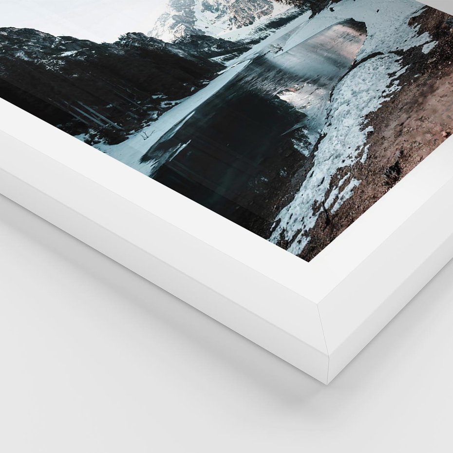 Plakat w ramie 50x70 - Zamarznięta Rzeka - zima w górach, zamarznięta rzeka - rama biała