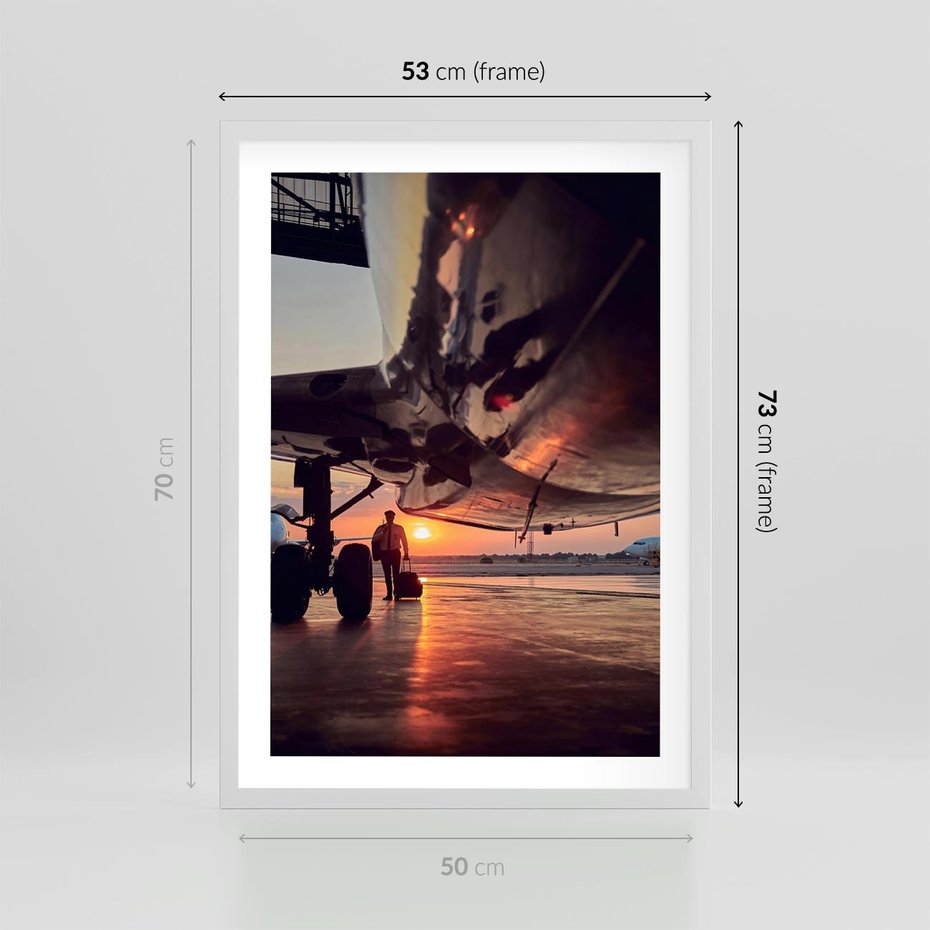 Plakat w ramie 50x70 - Podróż ku Zachodzącemu Słońcu - samolot, scena na lotnisku - rama biała