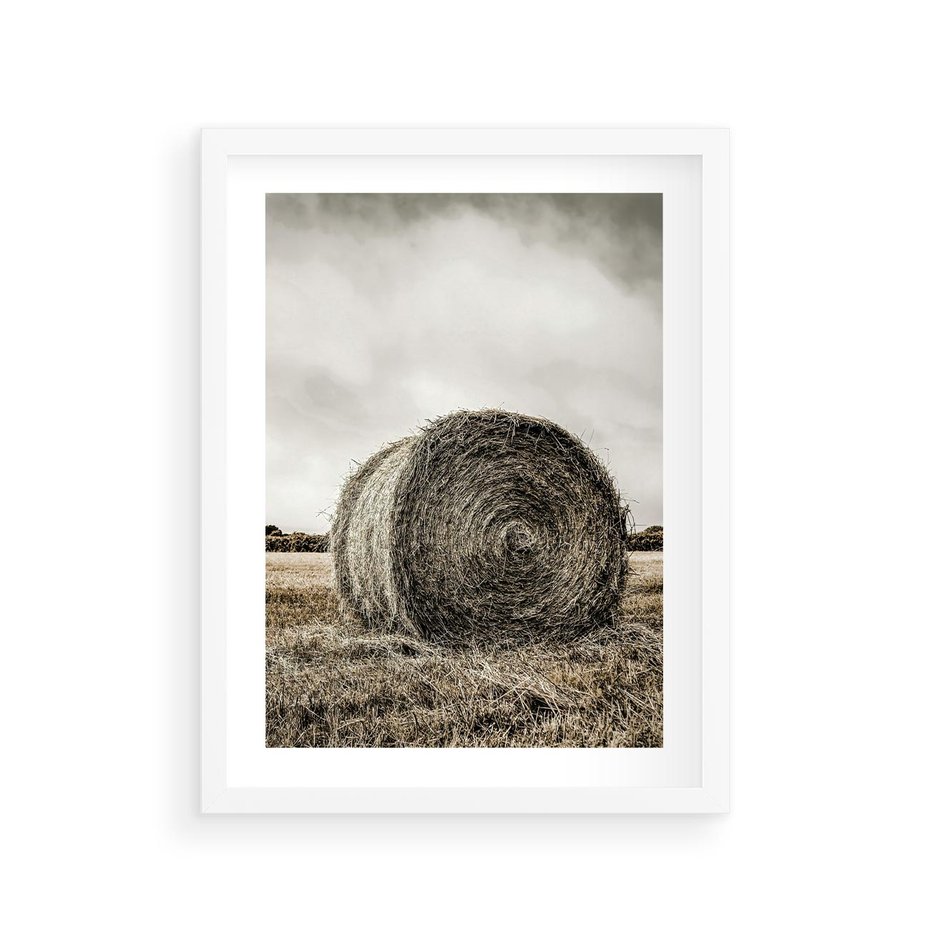 Plakat w ramie 30x40 - Siano w Sepii: Wiejska Tradycja - snopek siana, bela siana - rama biała