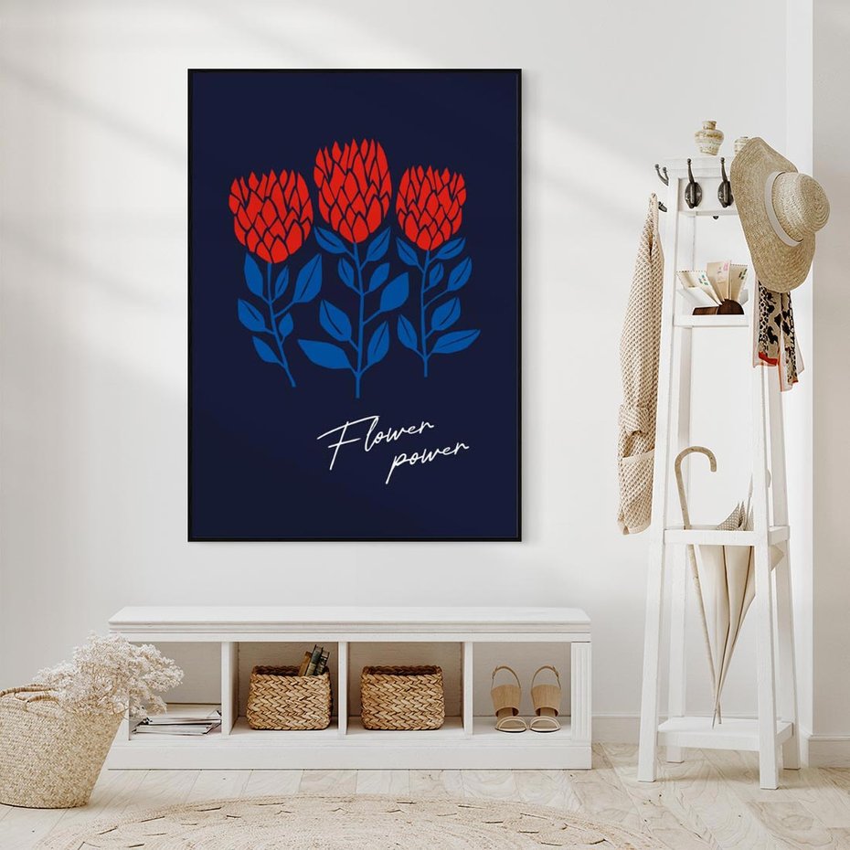 Obraz w ramie 70x100 - Podróżne Barwy - czerwone abstrakcyjne kwiaty, granatowe tło - rama czarna