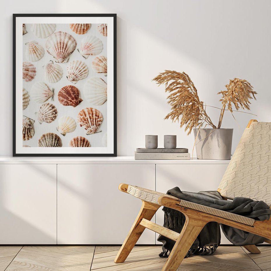 Plakat bez ramy 21x30 - Morska Delikatność: Muszelki na Białym Tle - kompozycja, morskie muszelki na białym tle
