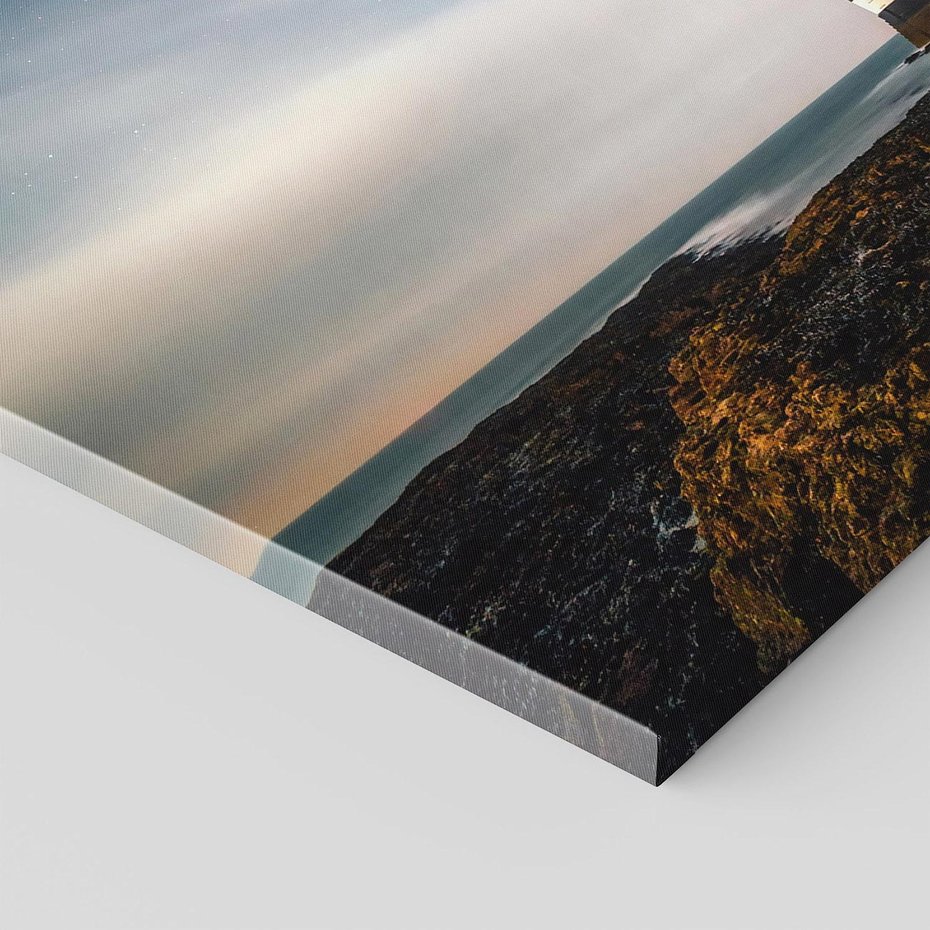 Obraz na płótnie 100x70 - Zachód słońca nad morzem: Magia plażowej scenerii - latarnia morska, morze