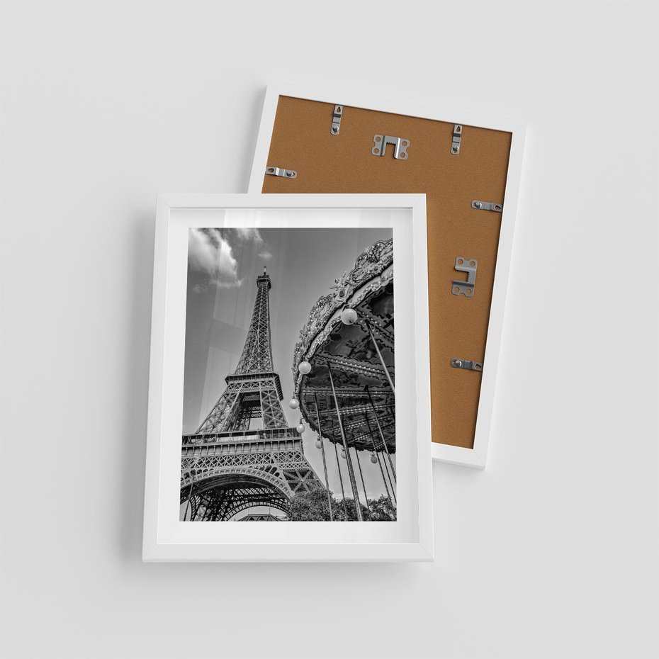 Plakat w ramie 30x40 - Zabawa w Paryżu - czarno białe zdjecie, wieża eiffla - rama biała