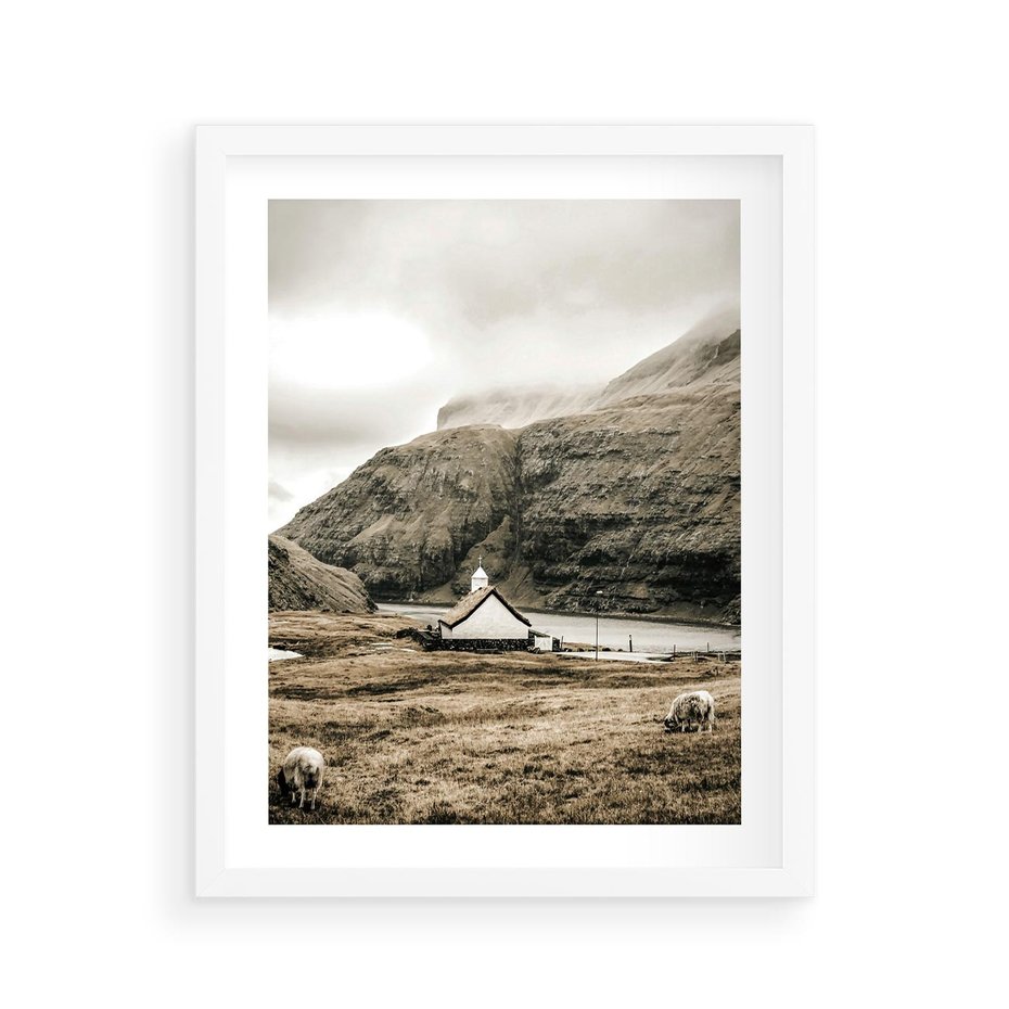 Plakat w ramie 40x50 - Kościół na Wzgórzu: Sepia Nostalgii - kościół w górach, na wzgórzu - rama biała
