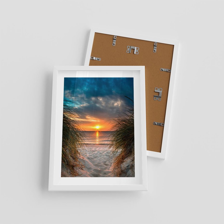 Plakat w ramie 30x40 - Magia zachodu słońca na plaży - zachód, słońca - rama biała