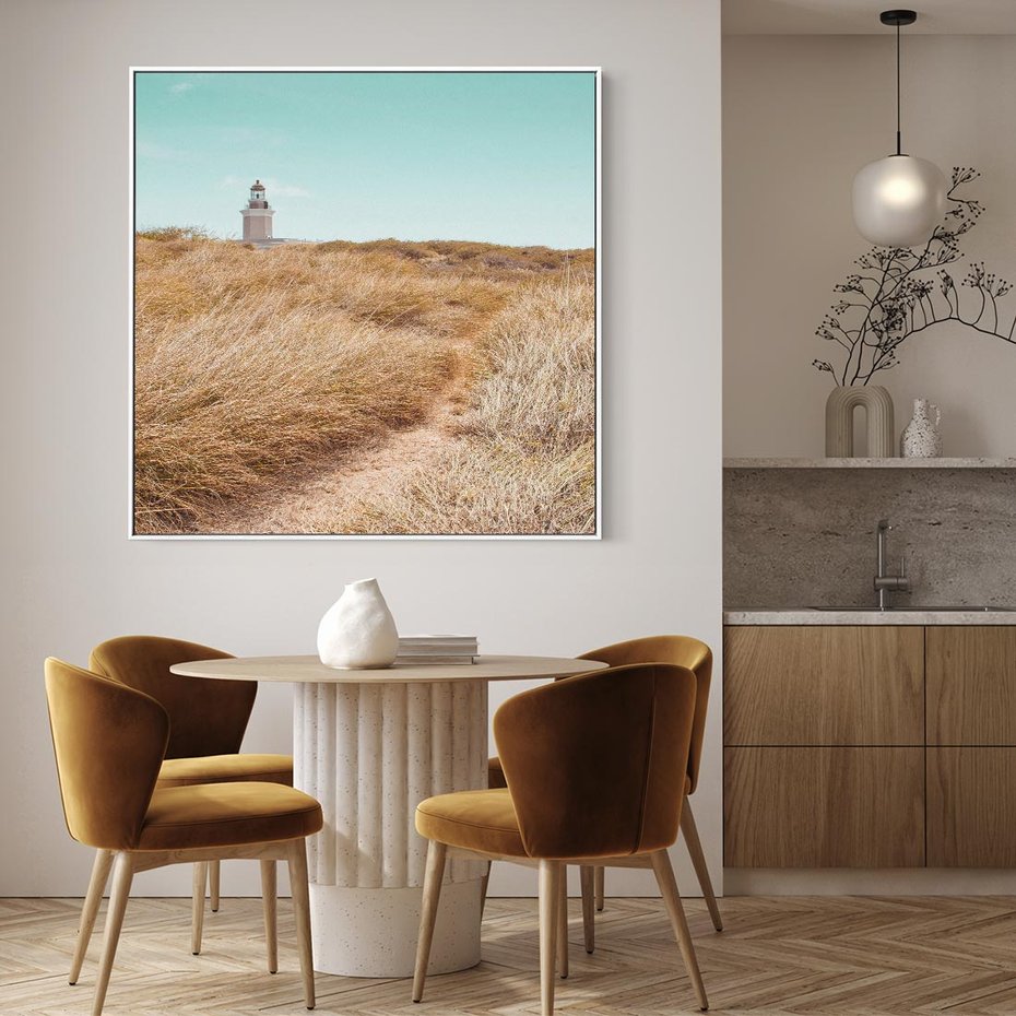 Obraz w ramie 50x50 - Tajemnicza Ścieżka - latarnia morska w oddali, suche trawy - rama biała