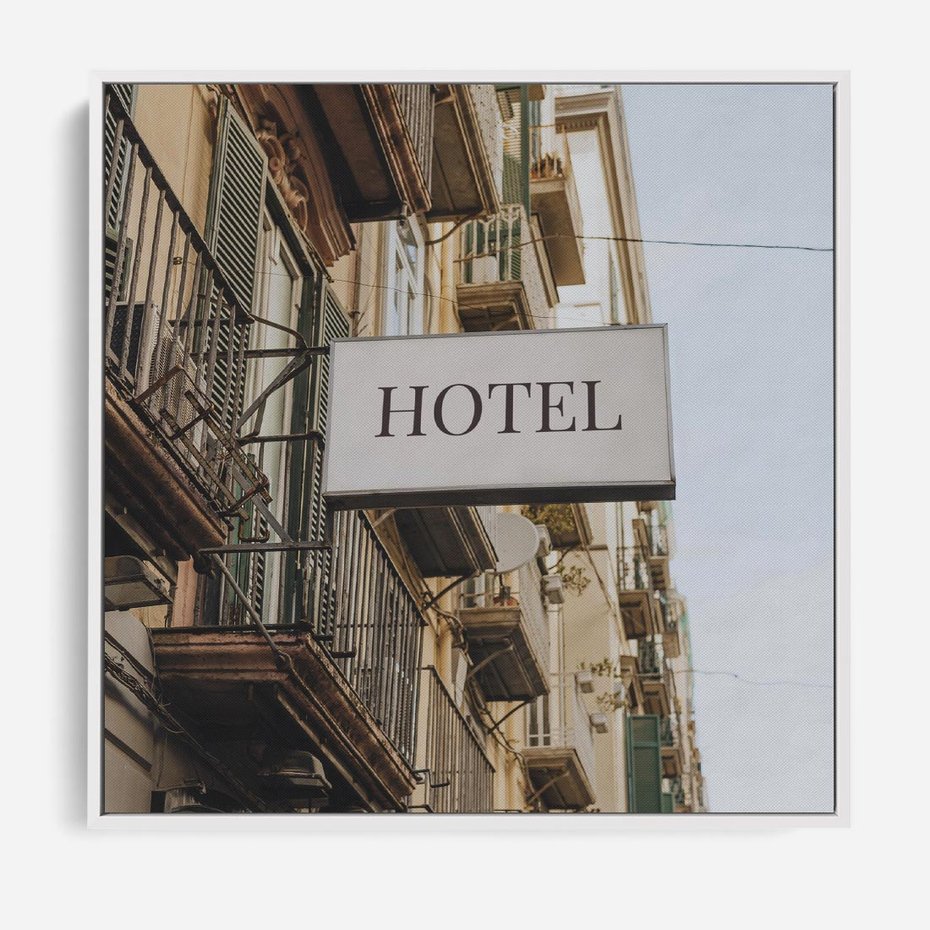 Obraz w ramie 80x80 - Magiczne Spacery - hotel, uliczka - rama biała