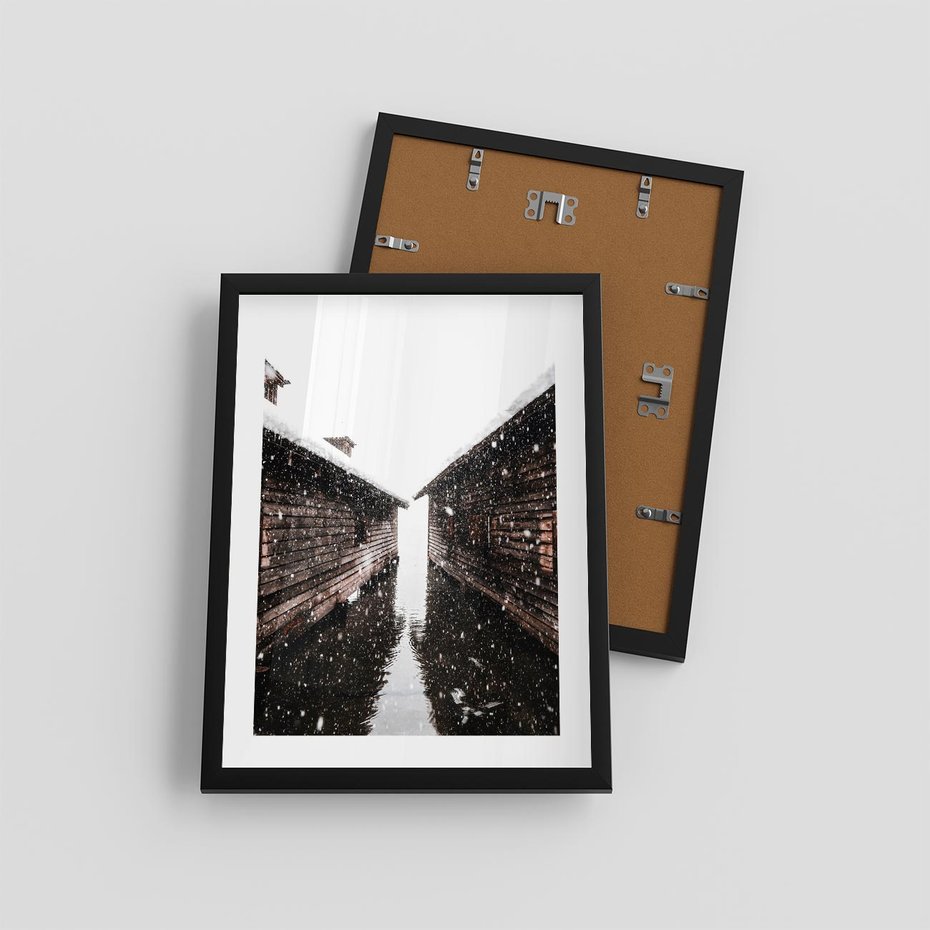 Plakat w ramie 30x40 - Spadający Śnieg - domek górski, w zimie - rama czarna