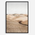 Obraz w ramie 70x100 - Refleksyjny taniec myśli - pustynny krajobraz, odcienie sepii - rama czarna