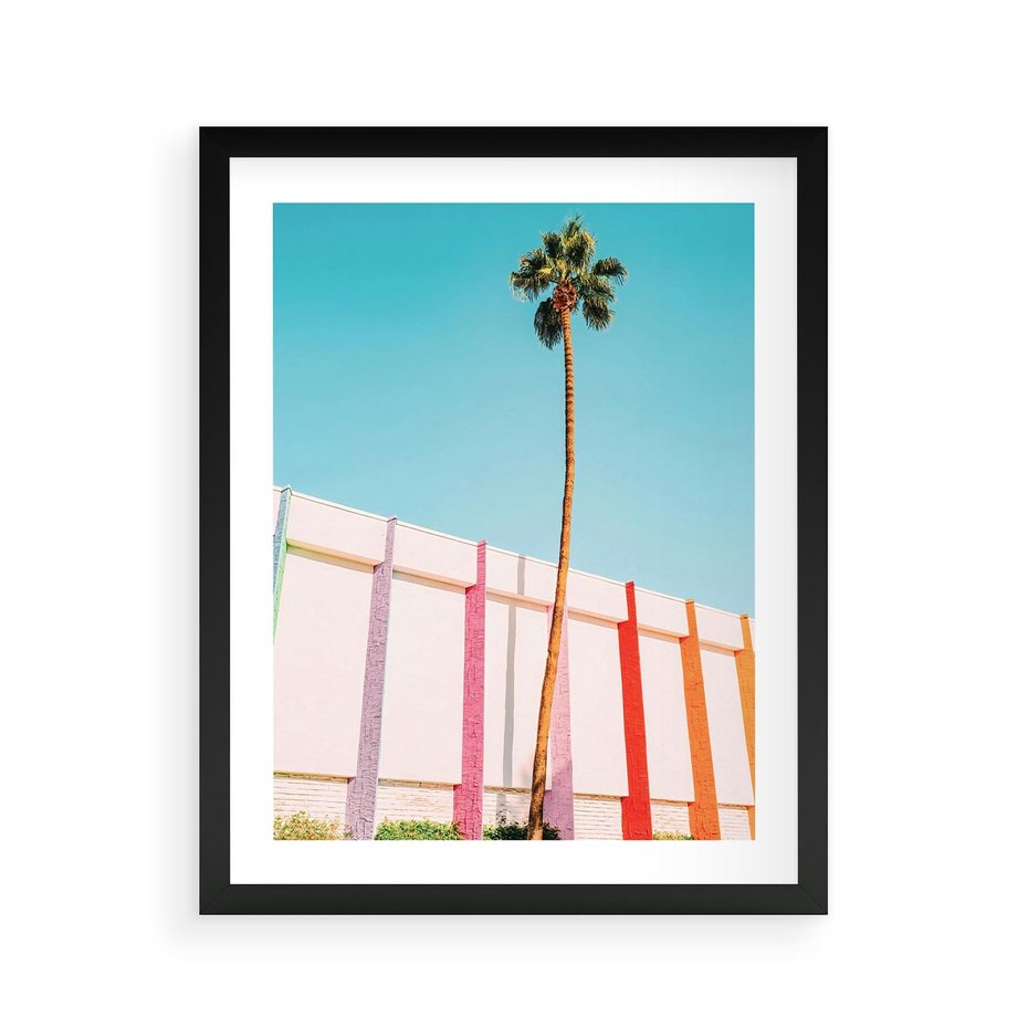 Plakat w ramie 40x50 - Tropikalny Kontrast - palma na tle błękitnego nieba, kolorowy mur - rama czarna