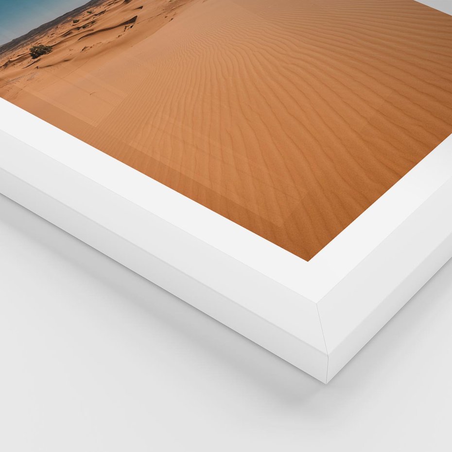 Plakat w ramie 50x70 - Piasek w Przytulnym Wnętrzu - pustynia, piasek - rama biała