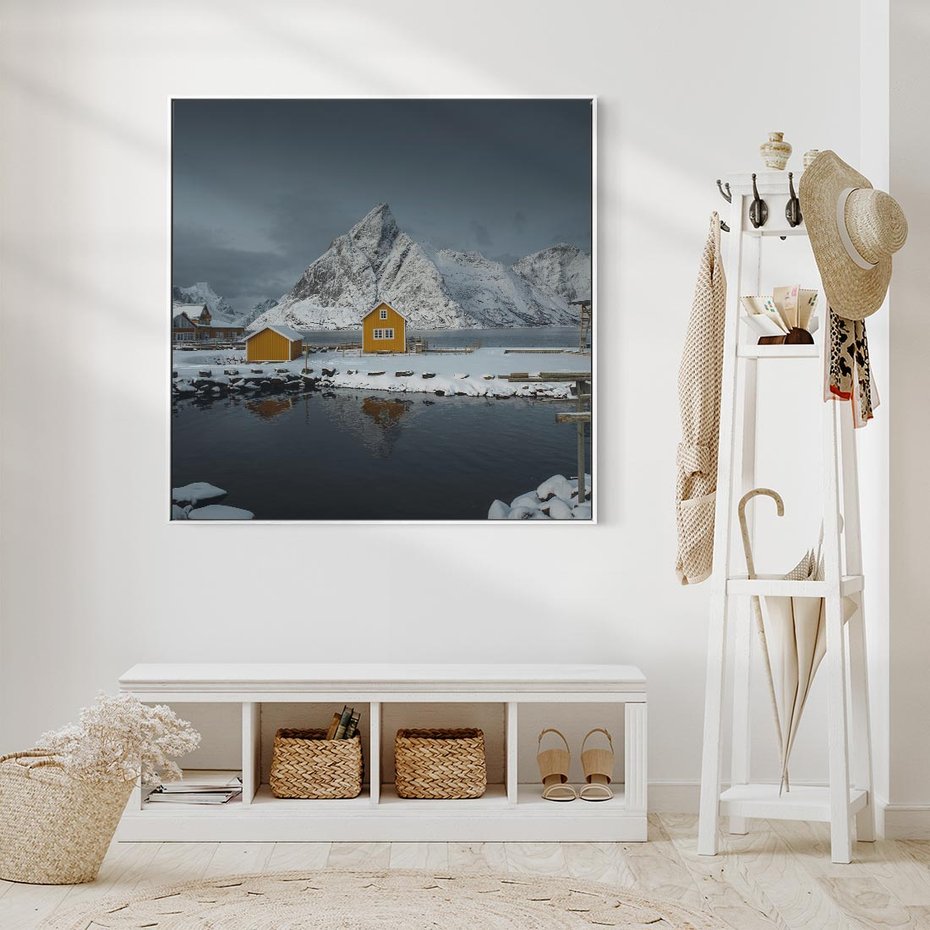 Obraz w ramie 50x50 - Minimalizm i Urok Natury - skandynawskie, domki - rama biała