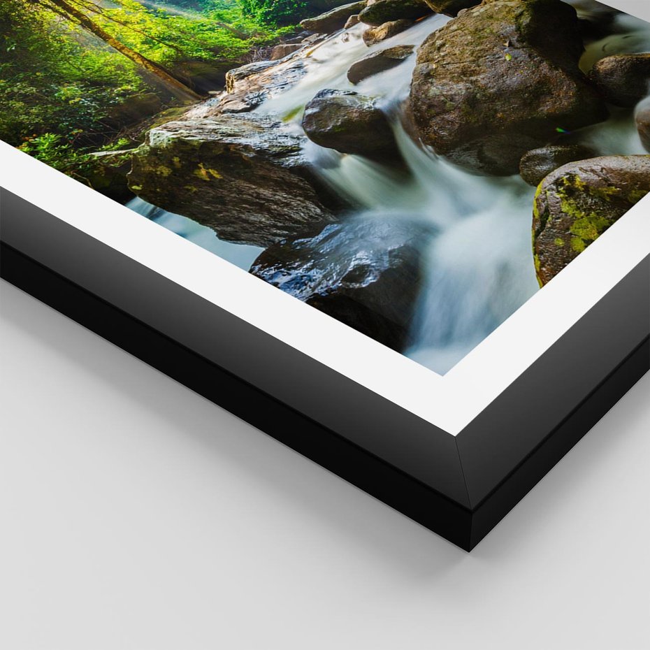 Plakat w ramie 30x40 - Idylliczny strumyk w urokliwym lesie - strumyk, las - rama czarna
