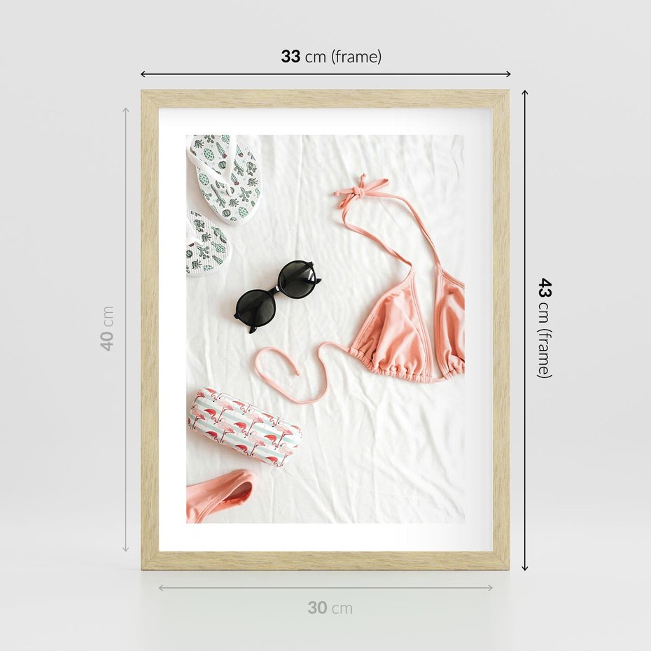 Plakat w ramie 30x40 - Letnia Elegancja na Plaży - kompozycja, elementy stroju na plażę - rama drewno