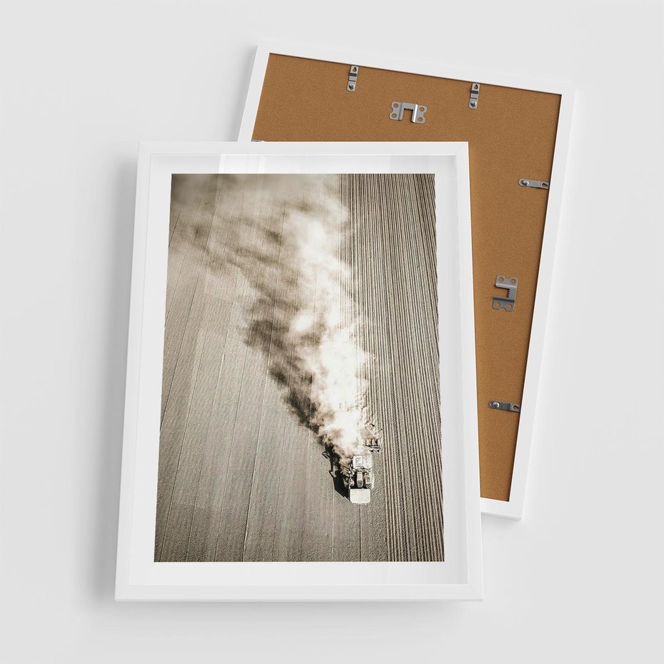 Plakat w ramie 50x70 - Żniwa na Wsi - pole, traktor na polu - rama biała